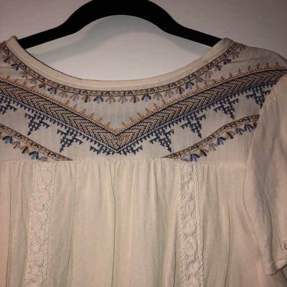 3/$20 • FLOWY BOHO TOP W/ TIE BACK - Picture 3 of 7